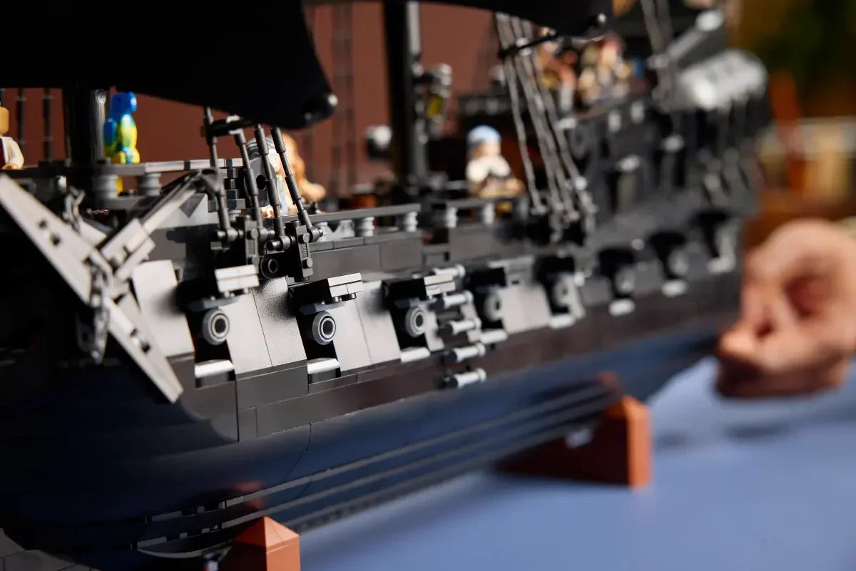 LEGO® 10365 Icons Captain Jack Sparrow’s Pirate Ship – Collectible Pirates of the Caribbean Ship Model ( 2862 Pieces)