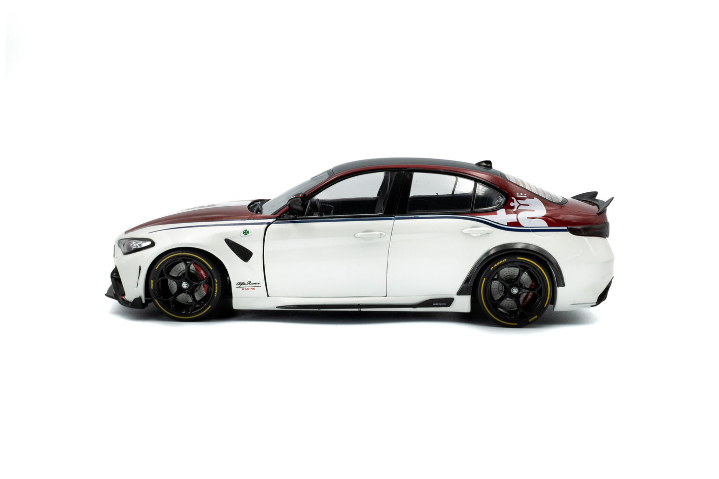 Solido 1:18 Alfa Romeo Giulia GTA Die-Cast Model Car – White & Red Collector Scale Performance Sedan