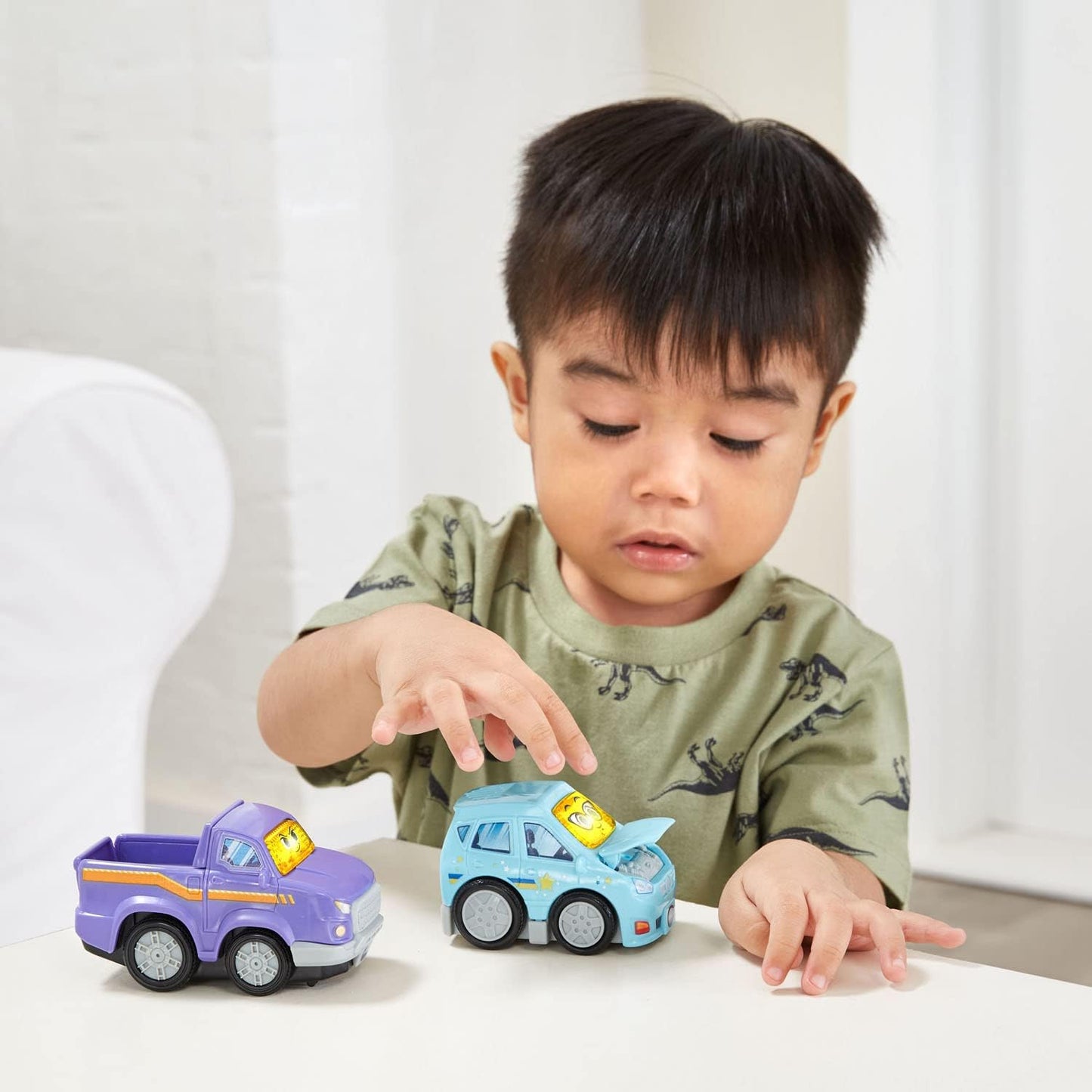 VTech Go! Go! Smart Wheels Family Adventure 2-Pack | Interactive SmartPoint Family Car & Pickup Truck with Lights, Sounds & Educational Phrases for Toddlers