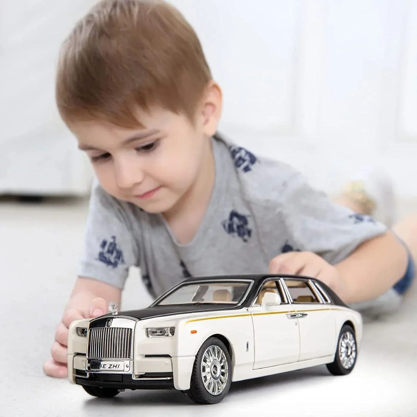 HQT 1:22 Scale Die-Cast Luxury Car Model with Light & Sound – Pull Back Action