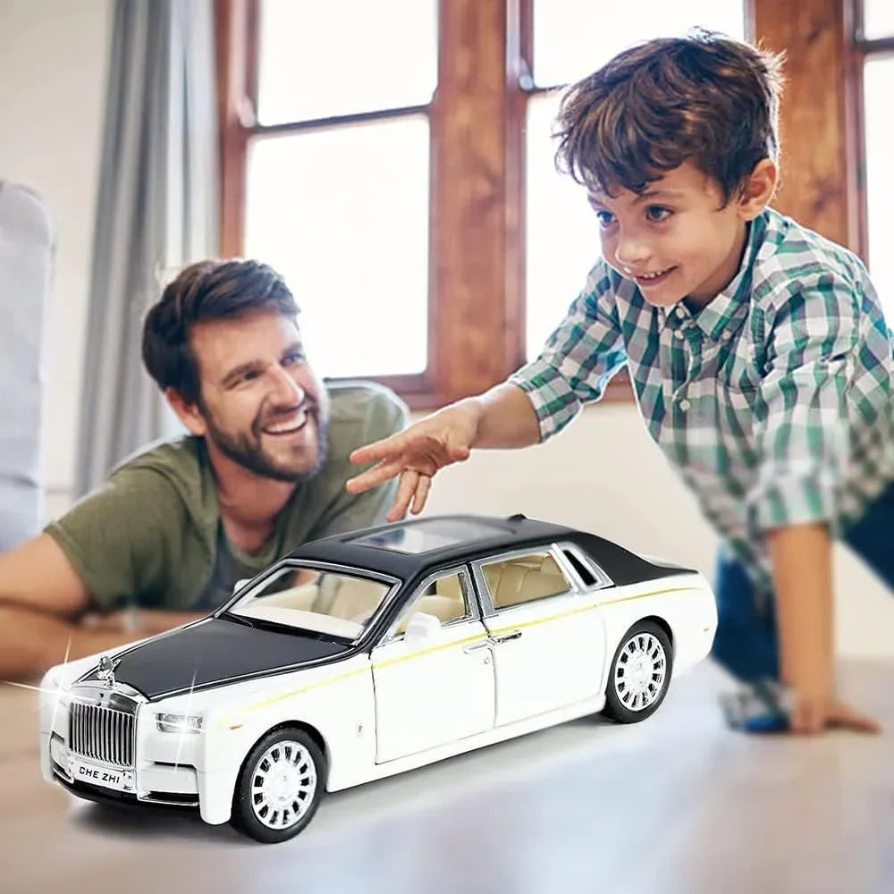 Che-ZHI  1:24 Scale Rolls-Royce Phantom Die-Cast White/Black Model with Lights and Sounds