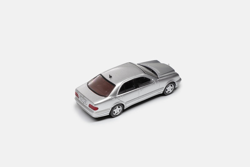 Maxwell Model 1:64 Mercedes-Benz E-Class Diecast Car | Premium Luxury Sedan Collectible with Display Case | 4 Variants