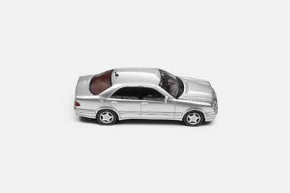 Maxwell Model 1:64 Mercedes-Benz E-Class Diecast Car | Premium Luxury Sedan Collectible with Display Case | 4 Variants