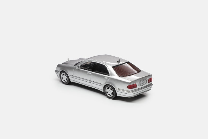 Maxwell Model 1:64 Mercedes-Benz E-Class Diecast Car | Premium Luxury Sedan Collectible with Display Case | 4 Variants