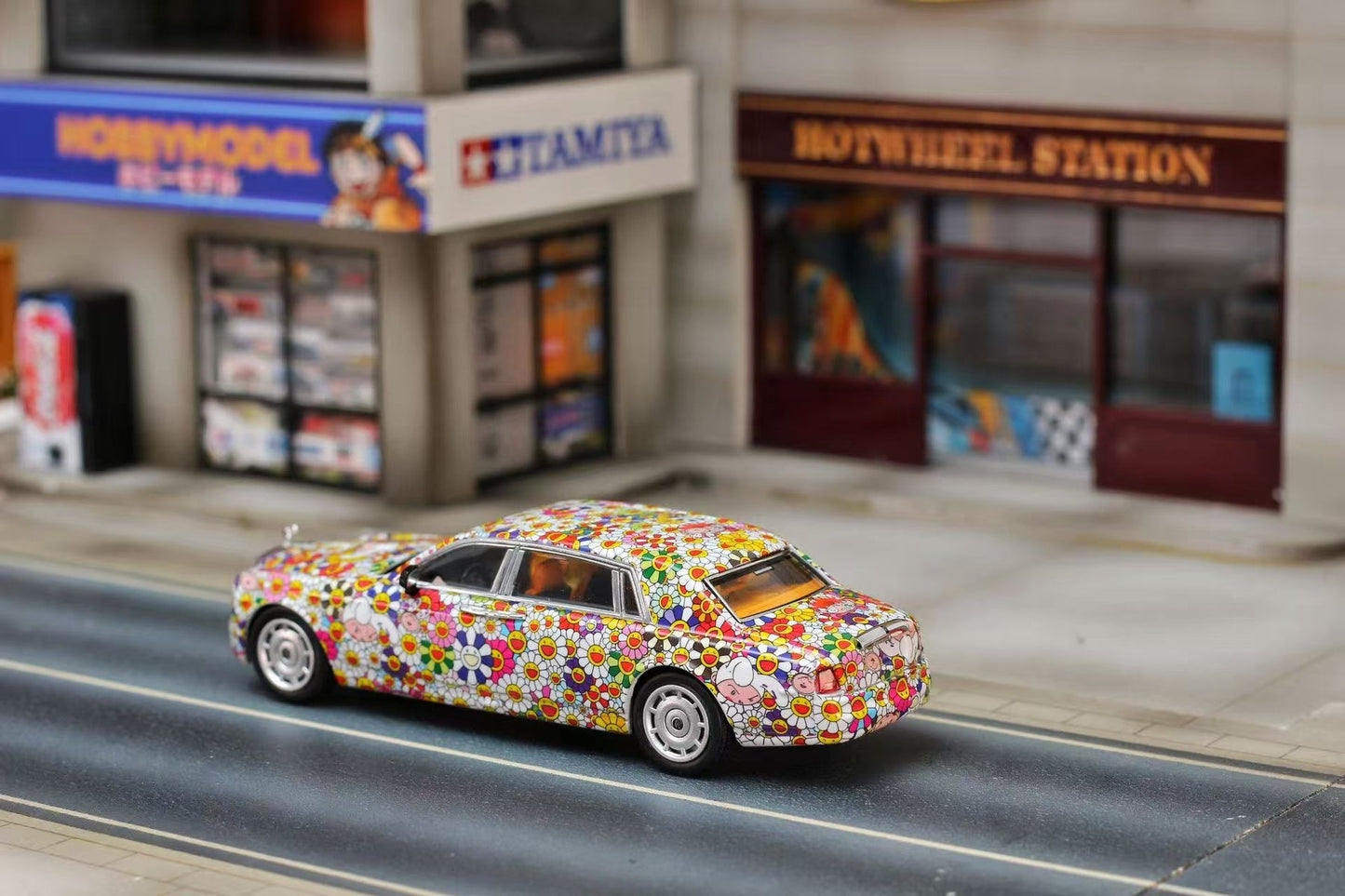 Street Weapon 1:64 Rolls-Royce Phantom VII Sunflower Edition Die-Cast Model Car | Premium Luxury Collectible (2 Variants)