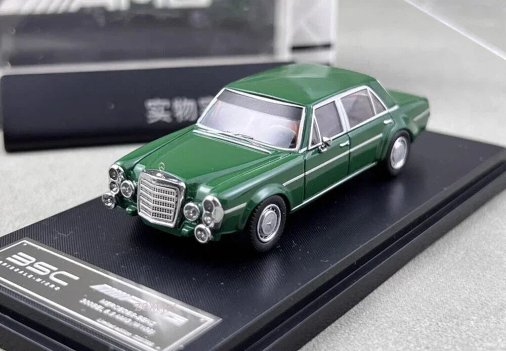 BSC 1:64 Mercedes-Benz 300SEL 6.8 AMG  W109 Green Diecast Car – Collectible Scale Car with Display Case (Green)