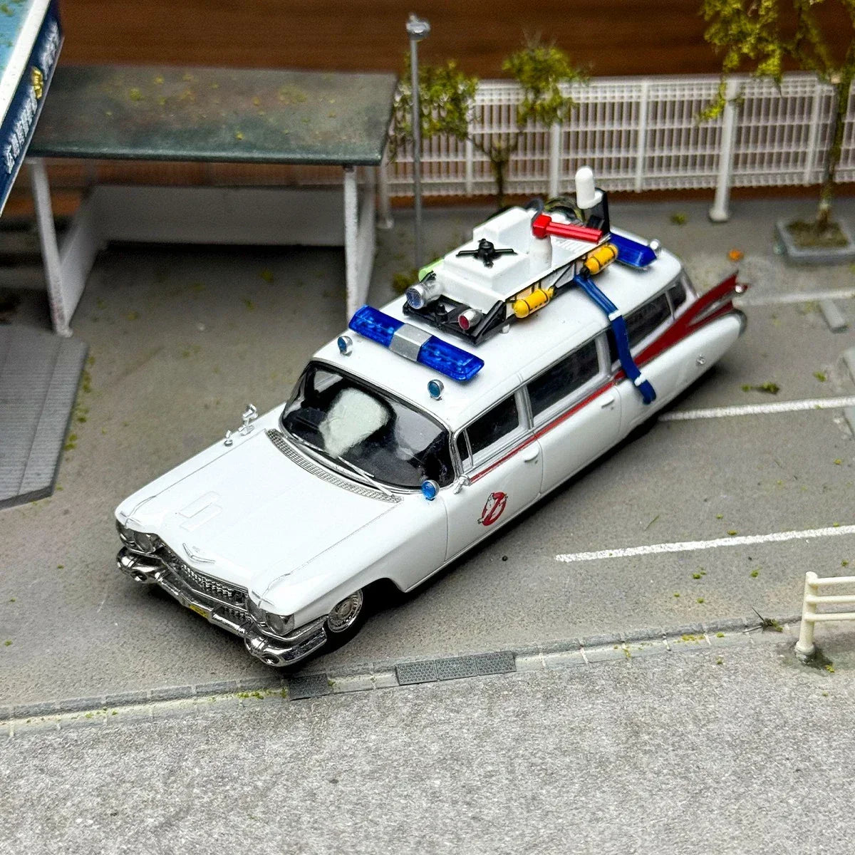 YS Model 1:64  Cadillac Miller-Meteor ECTO-1 – Ghostbusters Diecast Car