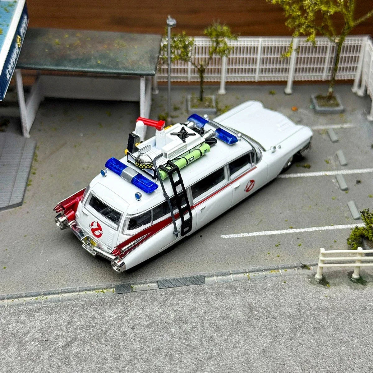 YS Model 1:64  Cadillac Miller-Meteor ECTO-1 – Ghostbusters Diecast Car